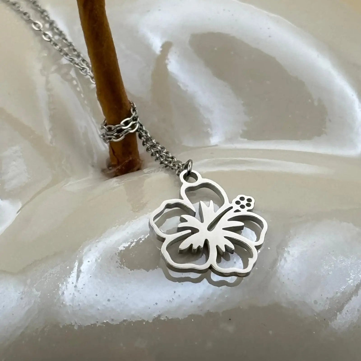 Collier argenté sur chainette avec motif fleur d'Hibiscus  en acier inoxydable