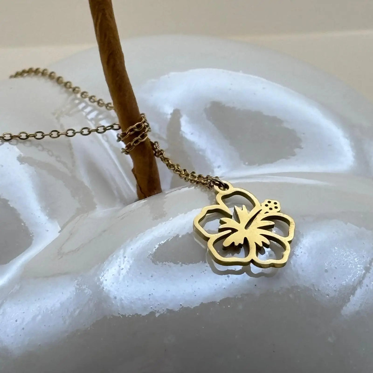 Collier doré sur chainette avec motif fleur d'Hibiscus  en acier inoxydable