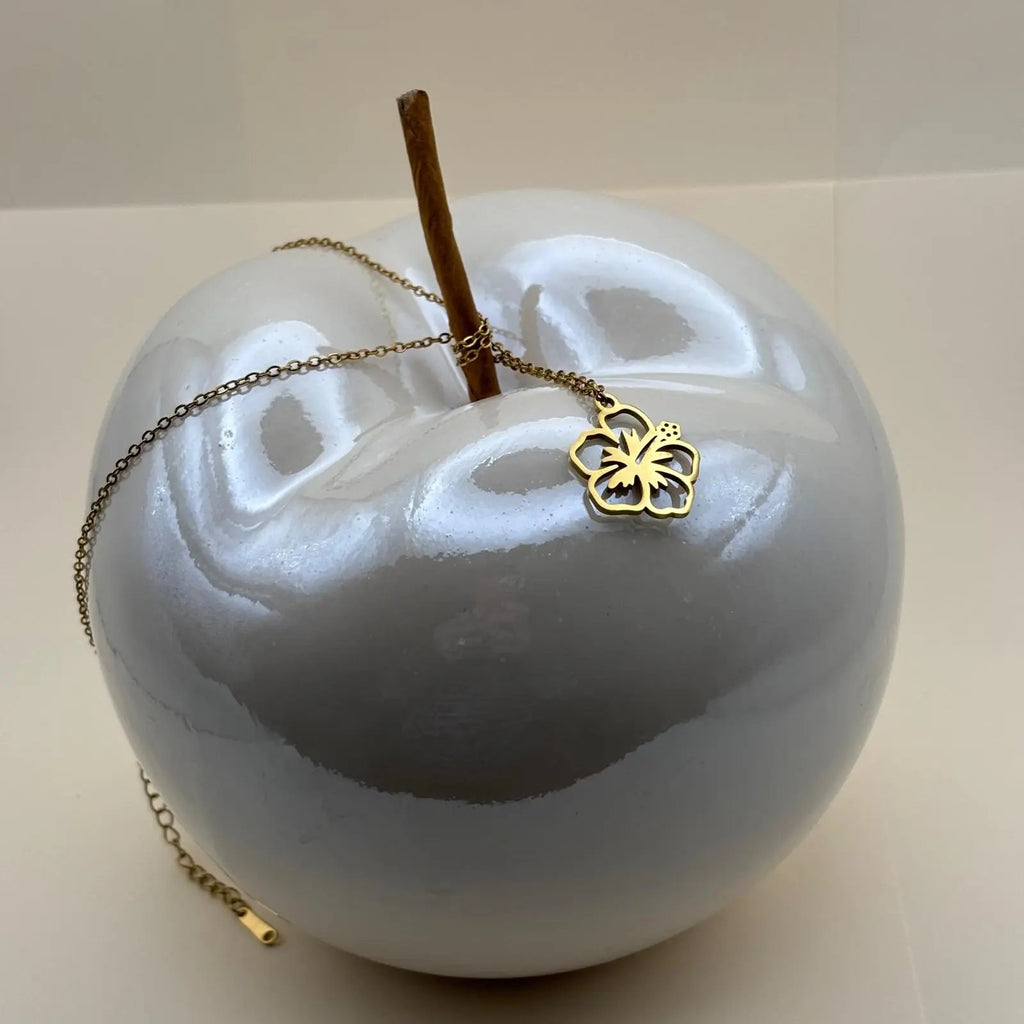 Un collier doré sur chainette avec motif fleur d'Hibiscus  en acier inoxydable