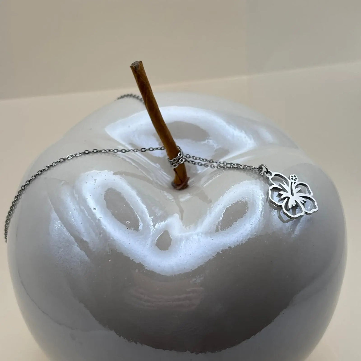 Un collier argenté sur chainette avec motif fleur d'Hibiscus  en acier 