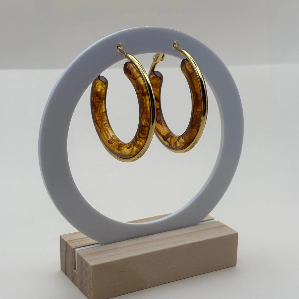 Boucles d'oreilles créoles dorées avec insert d'un anneau marron