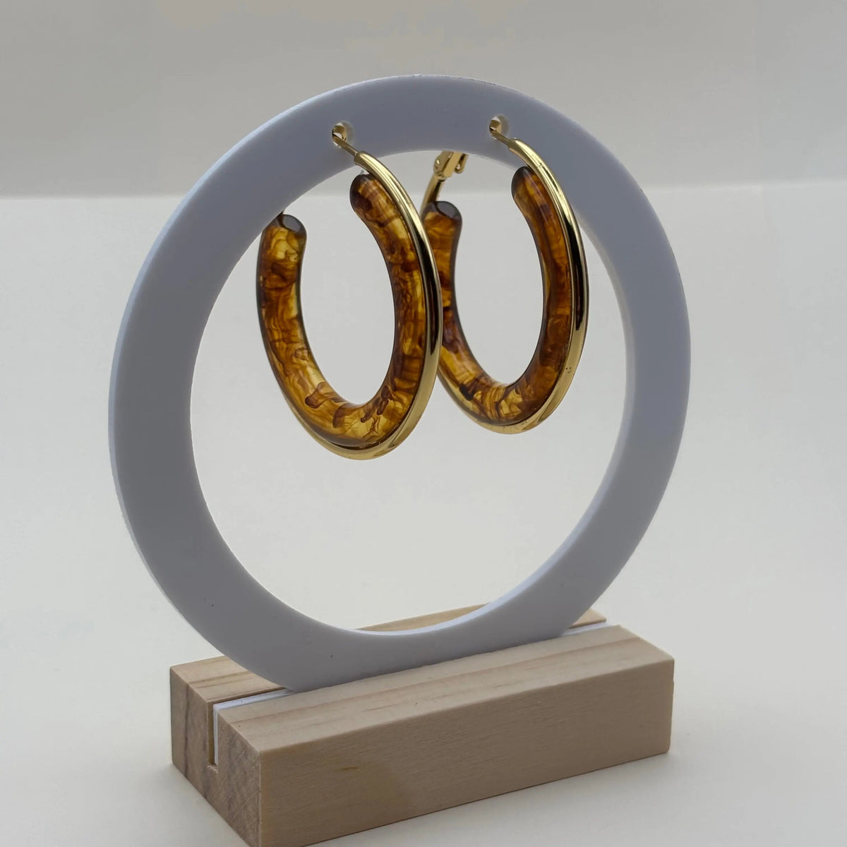 Boucles d'oreilles créoles dorées avec insert d'un anneau marron