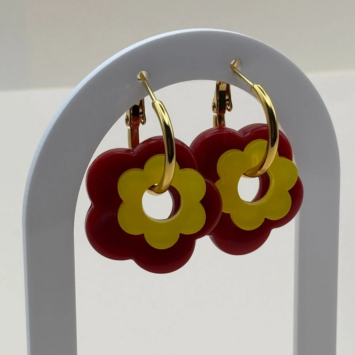 Petites boucles d'oreilles créoles dorées avec fleur rouge et jaune 