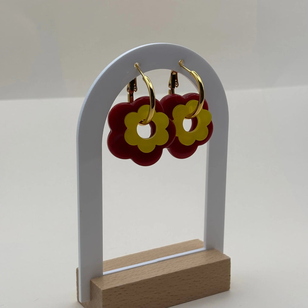 Des petites boucles d'oreilles créoles dorées avec fleur rouge et jaune 