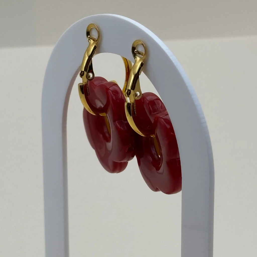 Une paire de petites boucles d'oreilles créoles dorées avec fleur rouge et jaune 