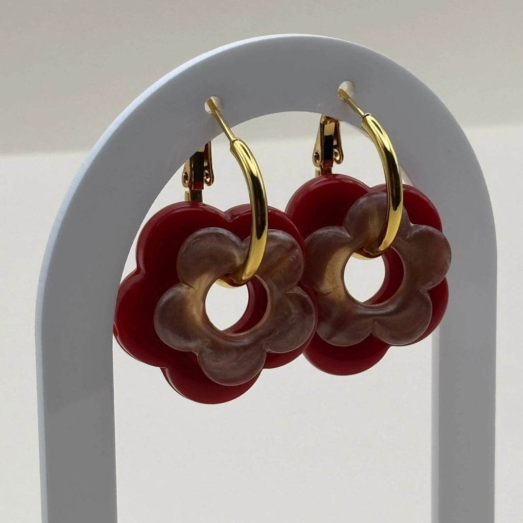 Petites boucles d'oreilles créoles dorées avec fleurs rouges