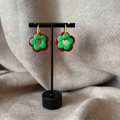 Petites boucles d'oreilles créoles dorées avec fleur rouge et verte vendu sur le site internet prêtes à briller