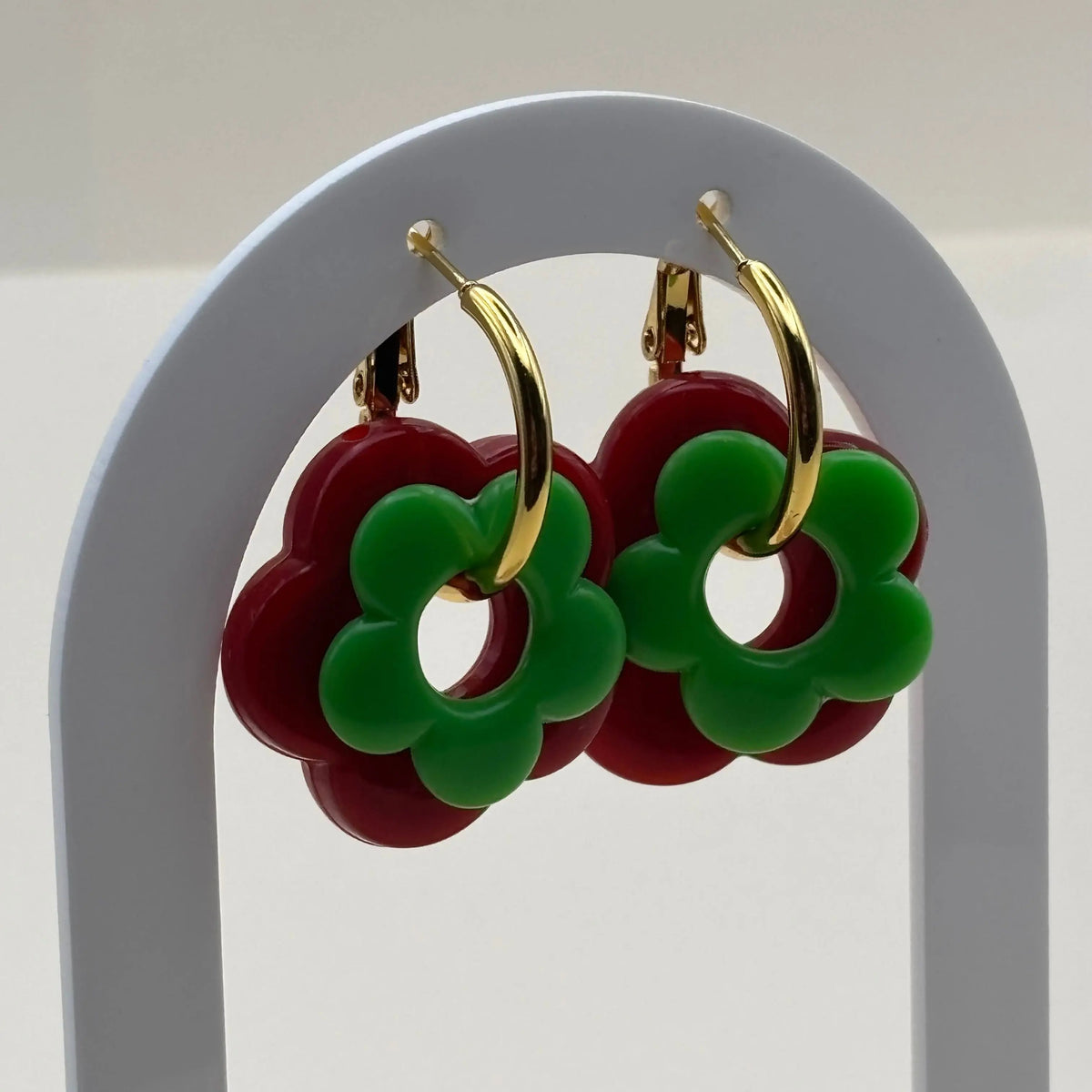 Petites boucles d'oreilles créoles dorées avec fleur rouge et verte