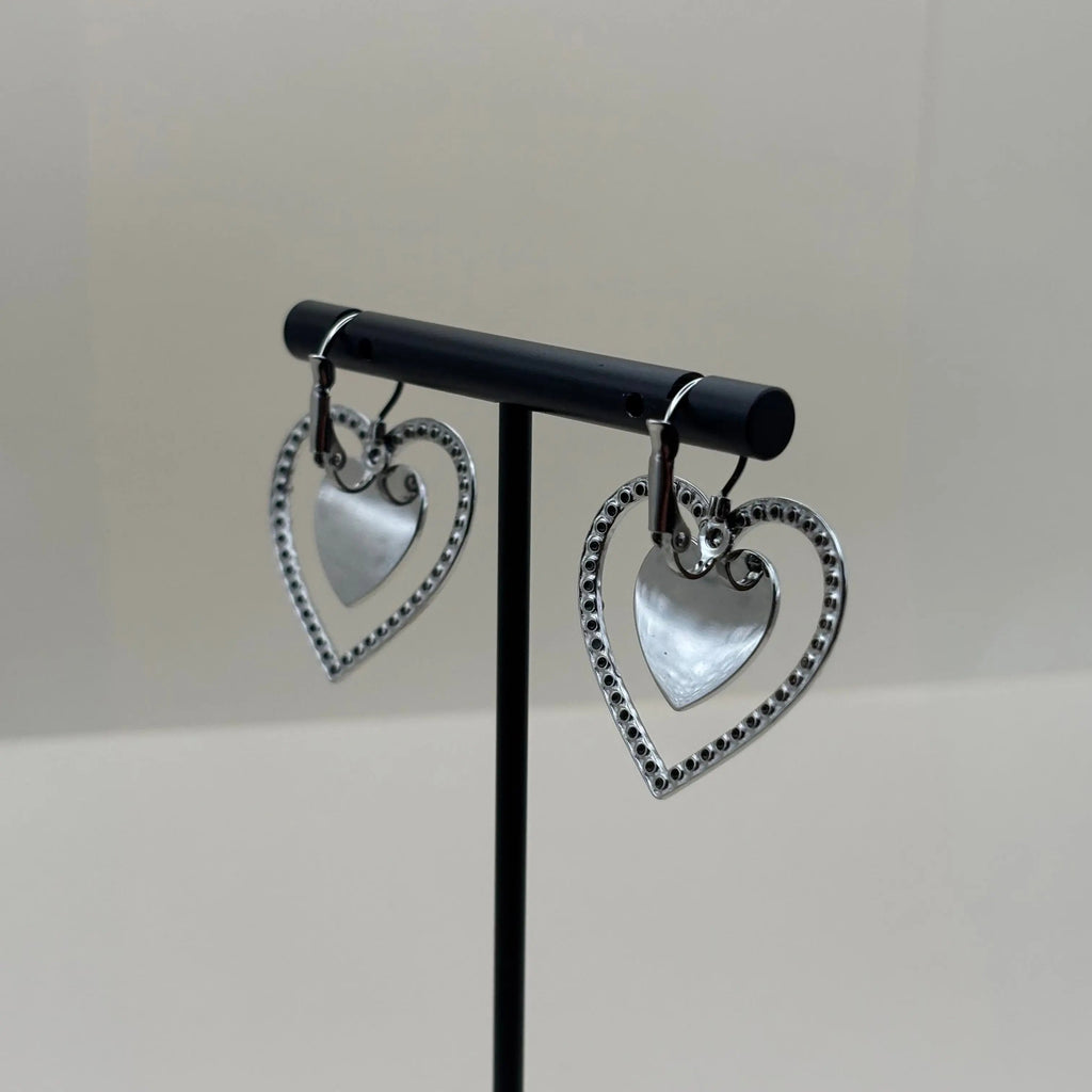 Boucles d'oreilles argentées avec motif double cœur entouré de strass en acier inoxydable