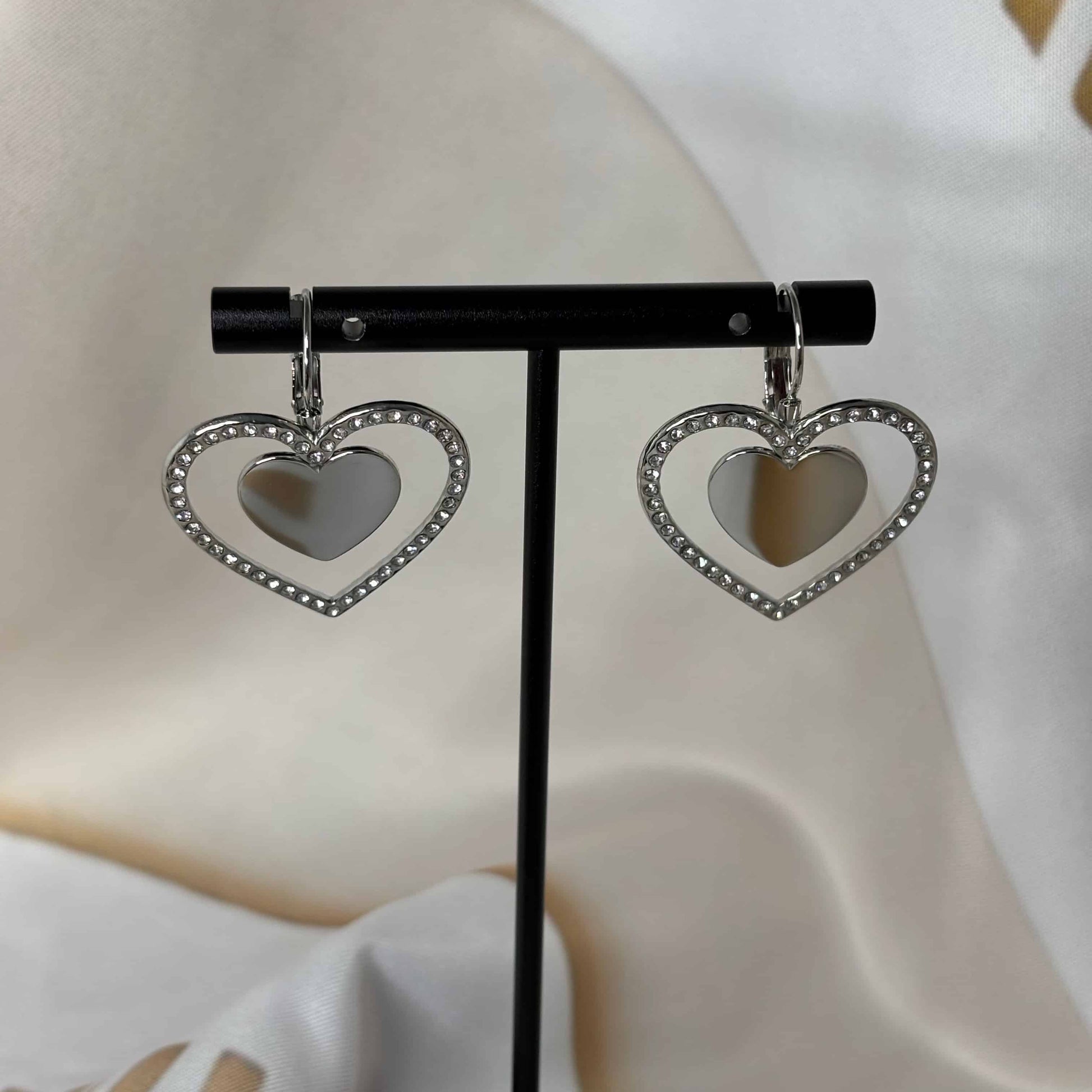 Boucles d'oreilles |Motif double cœur entouré de strass | Argent | Acier inoxydable