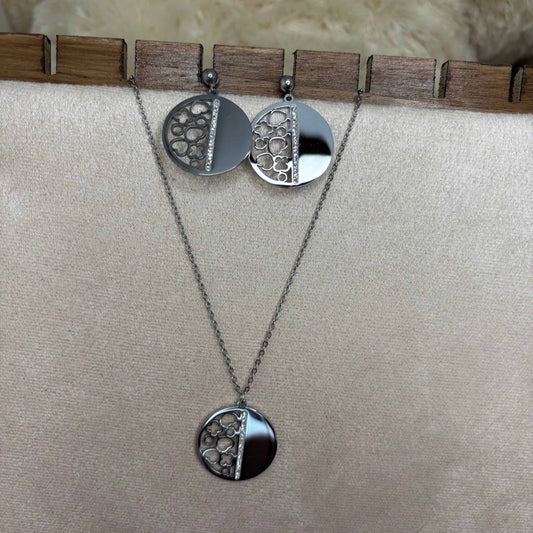 Boucles d'oreilles et pendentif argenté avec pastille moitié plein moitié avec des motifs géométriques vendu sur le site internet prêtes à briller