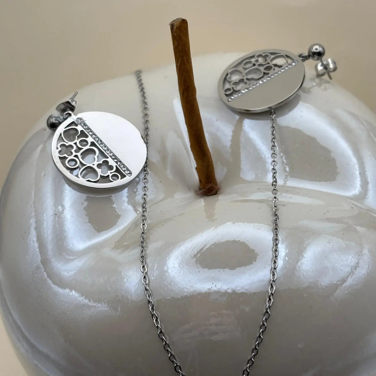 Boucles d'oreilles et pendentif argenté avec pastille moitié plein moitié avec des motifs géométriques