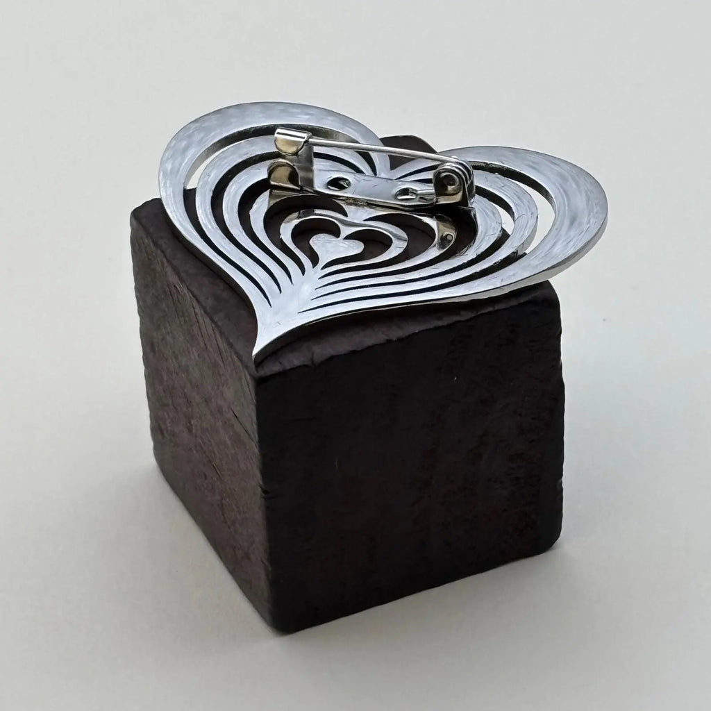 Broche de couleur argentée en forme de coeur ajouré 