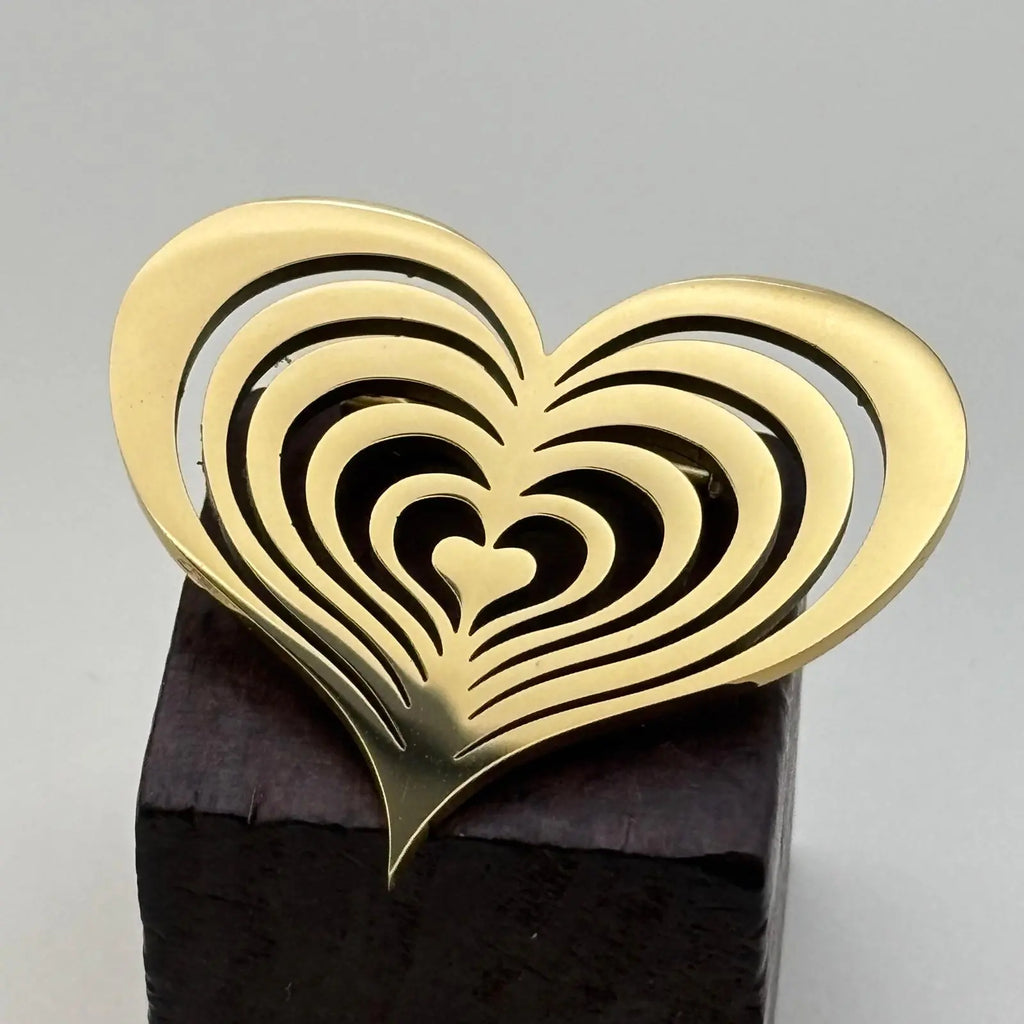 Broche dorée en forme de coeur ajouré 