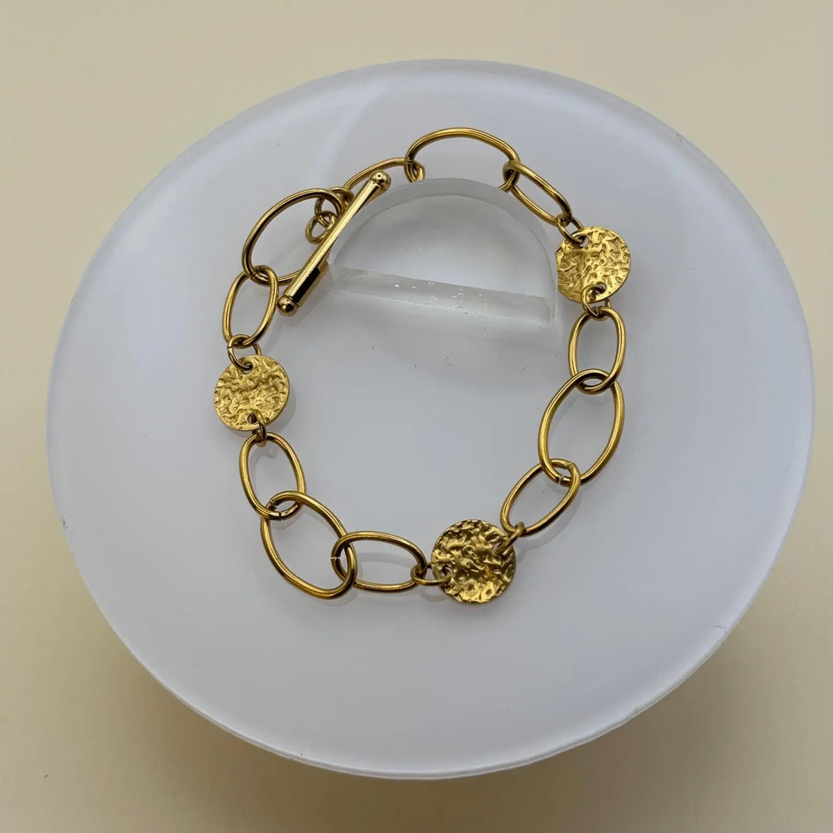 Bracelet doré avec des anneaux dorés et médaillon avec un fermoir par barre