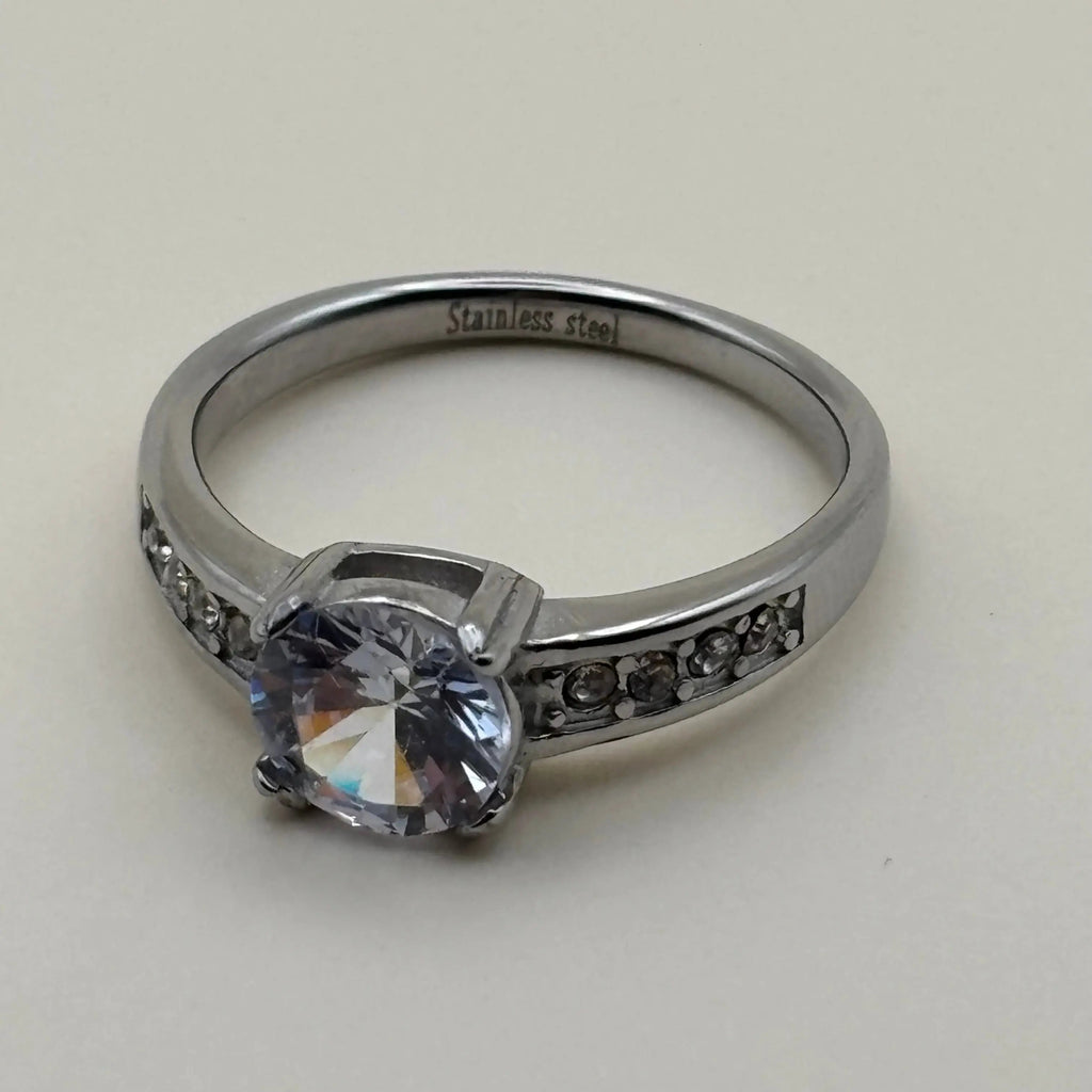 Bague argentée avec strass en son centre  et sur les côtés