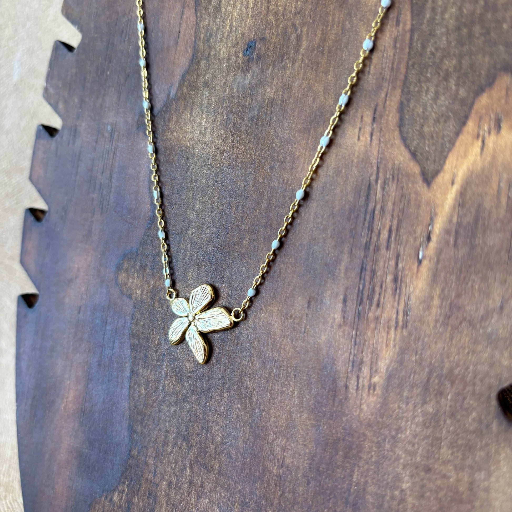 Collier doré | Pendentif central forme fleur dorée