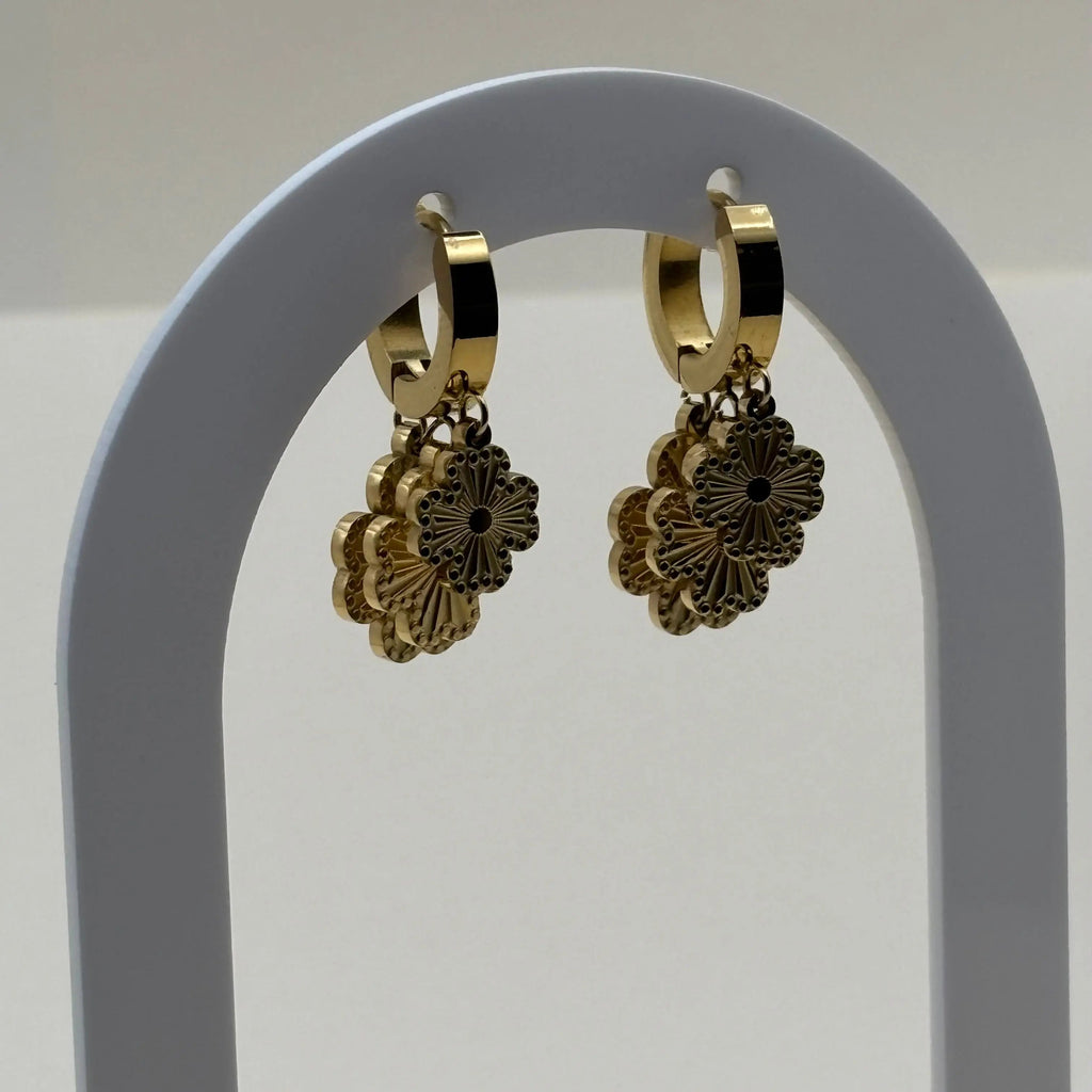 Boucles d'oreilles dorées avec trois fleurs superposées