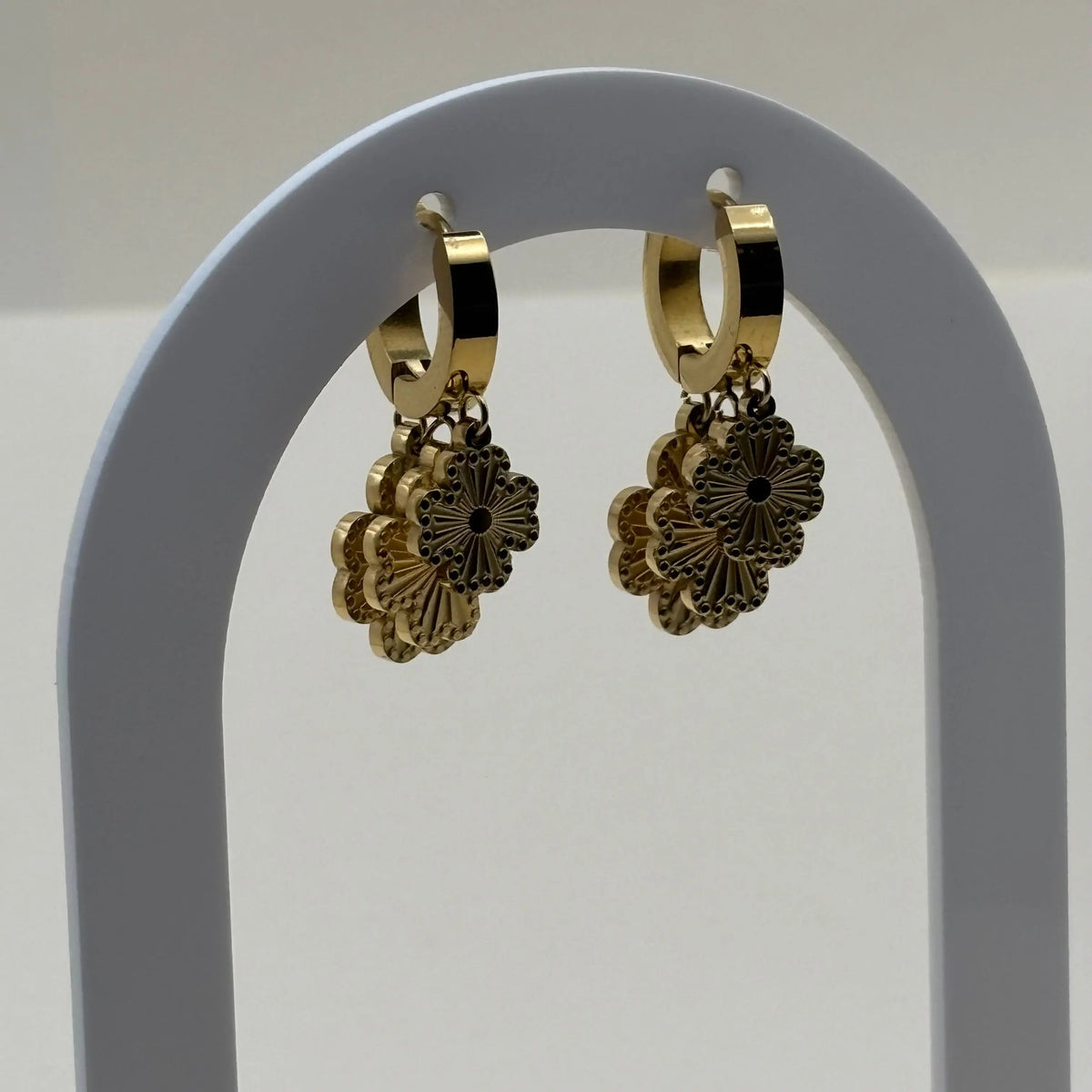 Boucles d'oreilles dorées avec trois fleurs superposées