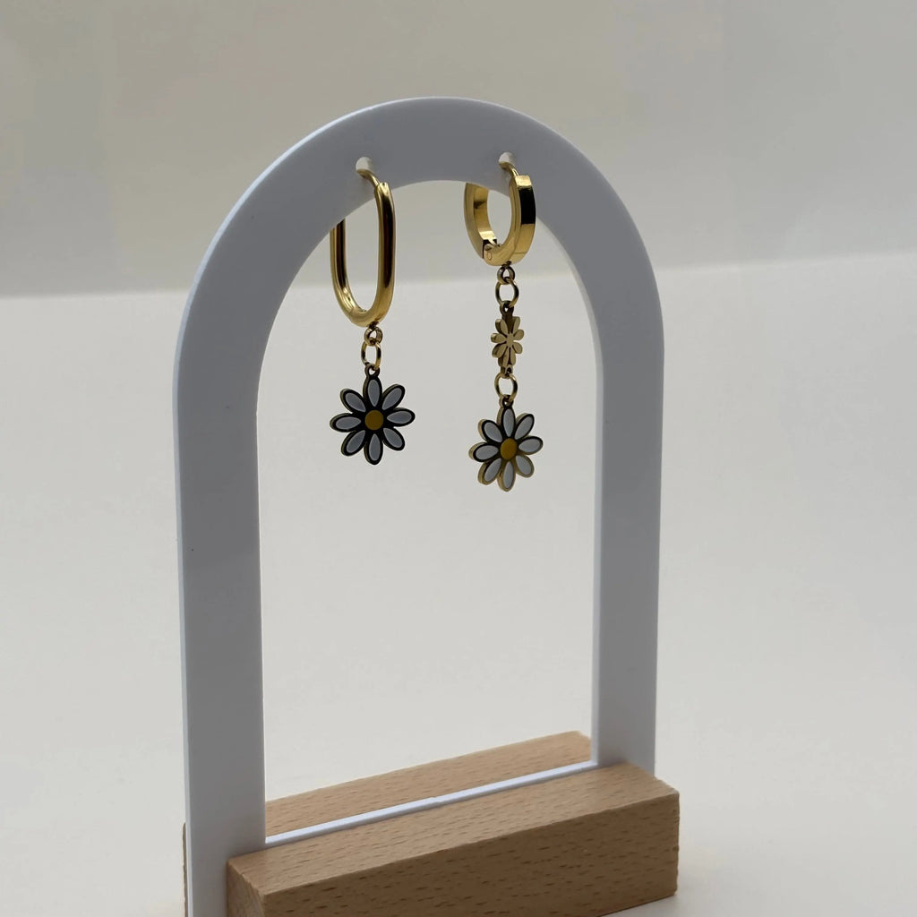 Petites boucles d'oreilles asymétriques créoles avec des marguerites blanches et orange