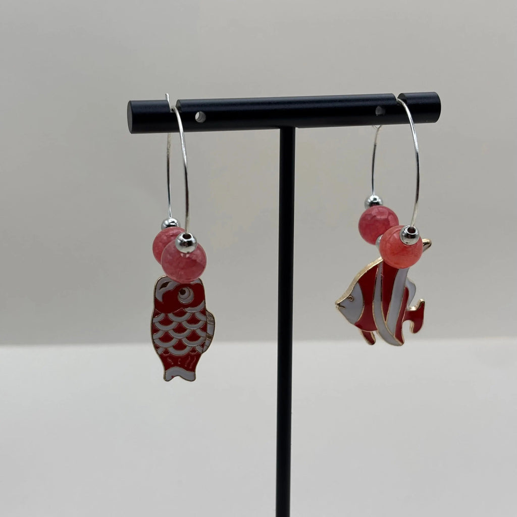 Boucles d'oreilles créole avec une breloque poisson scalaire et carpe koï 