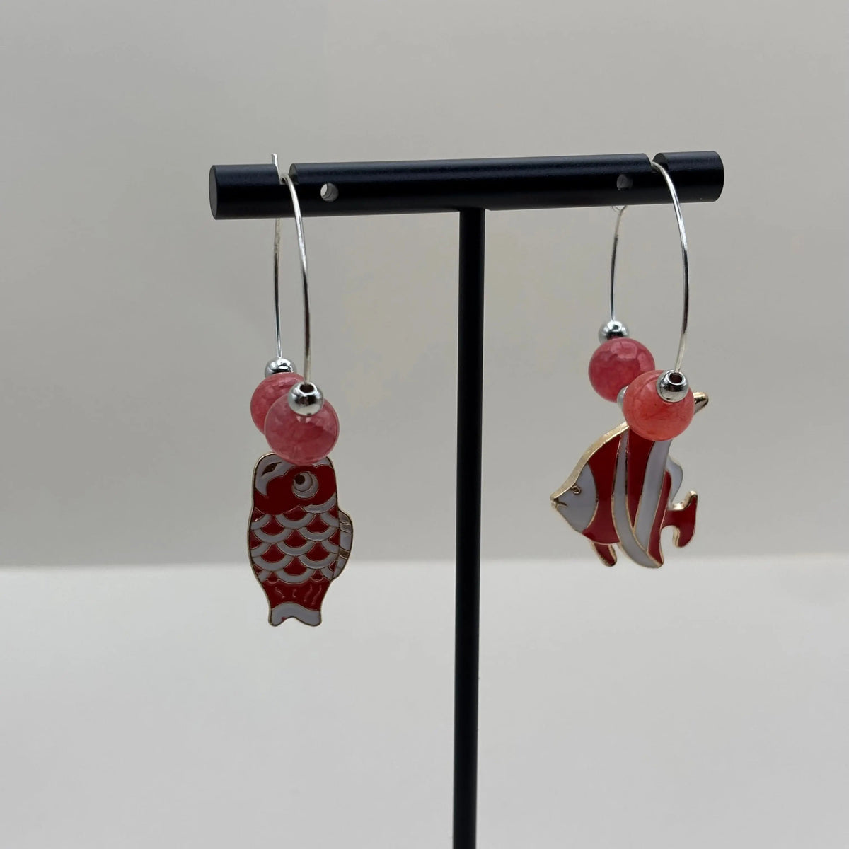 Boucles d'oreilles créole avec une breloque poisson scalaire et carpe koï 