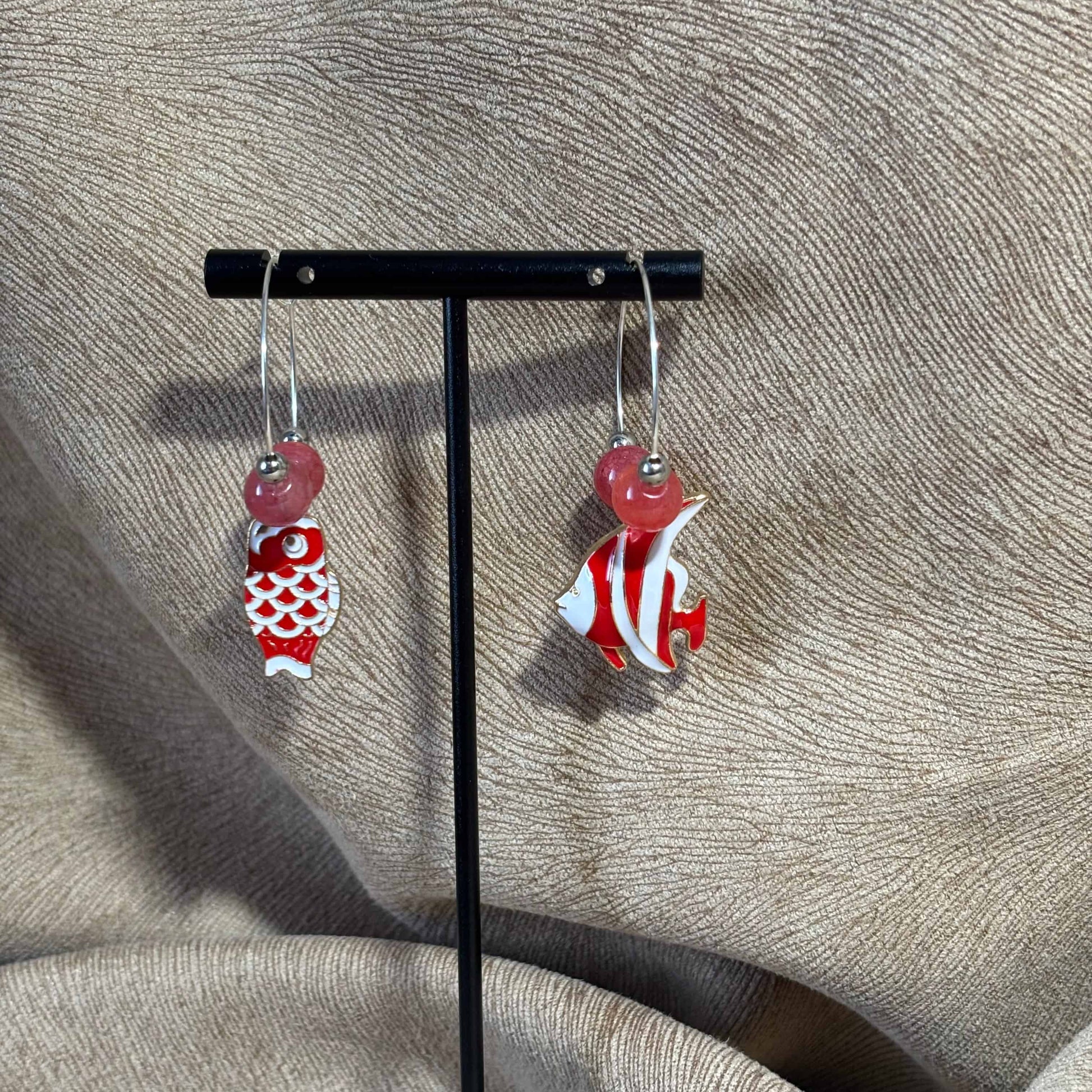 Boucles d'oreilles - créole diamètre 3 cm breloque poisson scalaire et carpe koï
Perles acryliques