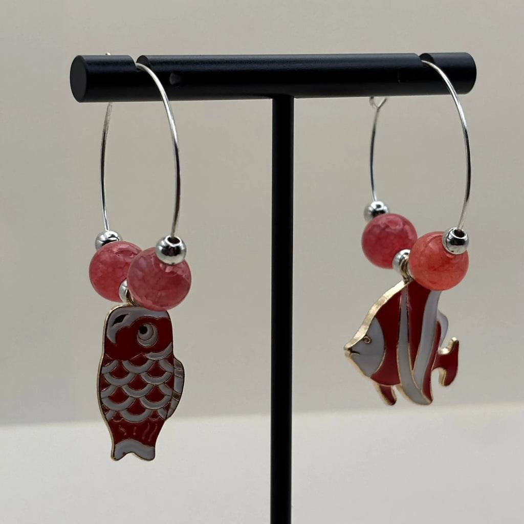 Des boucles d'oreilles créole avec une breloque poisson scalaire et carpe koï 