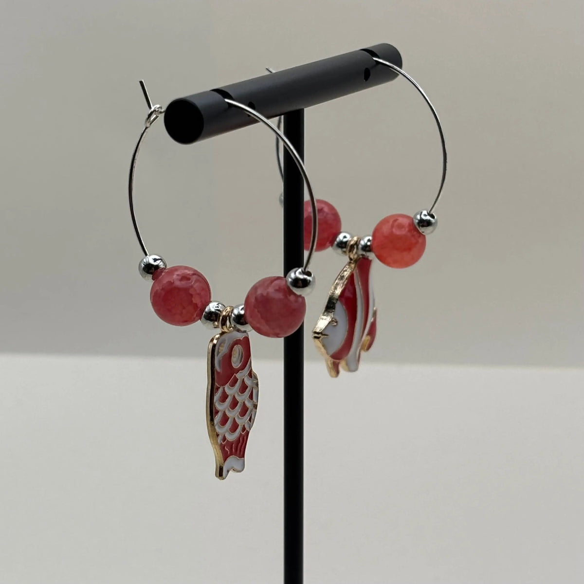 Une paire de boucles d'oreilles créole avec une breloque poisson scalaire et carpe koï 