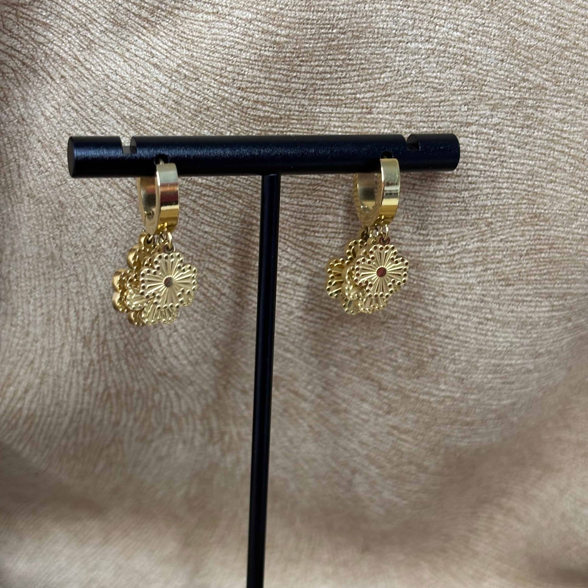 Boucles d'oreilles dorées| Motif fleurs de différentes tailles | Acier inoxydable