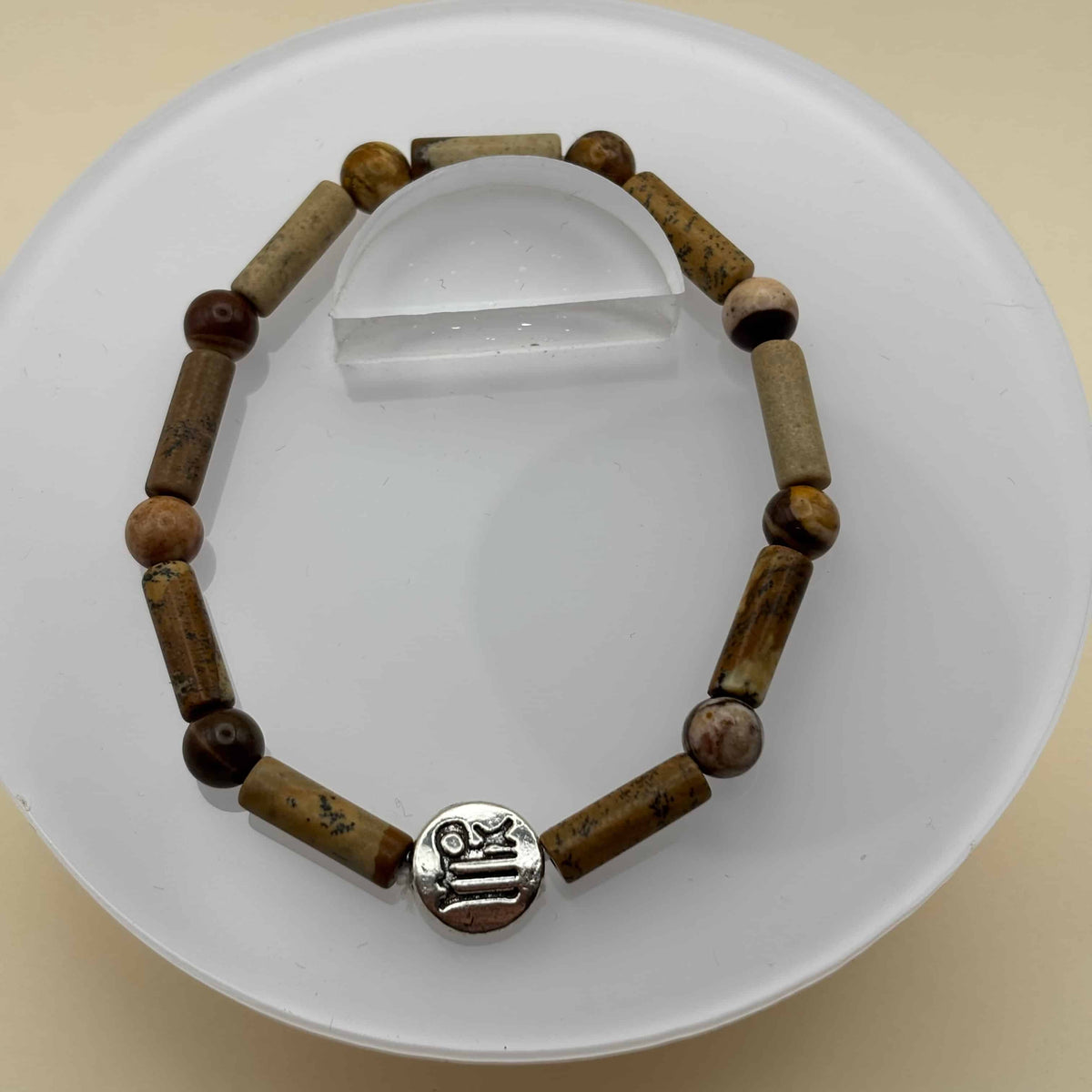 Bracelet en perles sur élastique avec perles en porcelaine et en verre et médaillon avec le signe zodiacal de la vierge