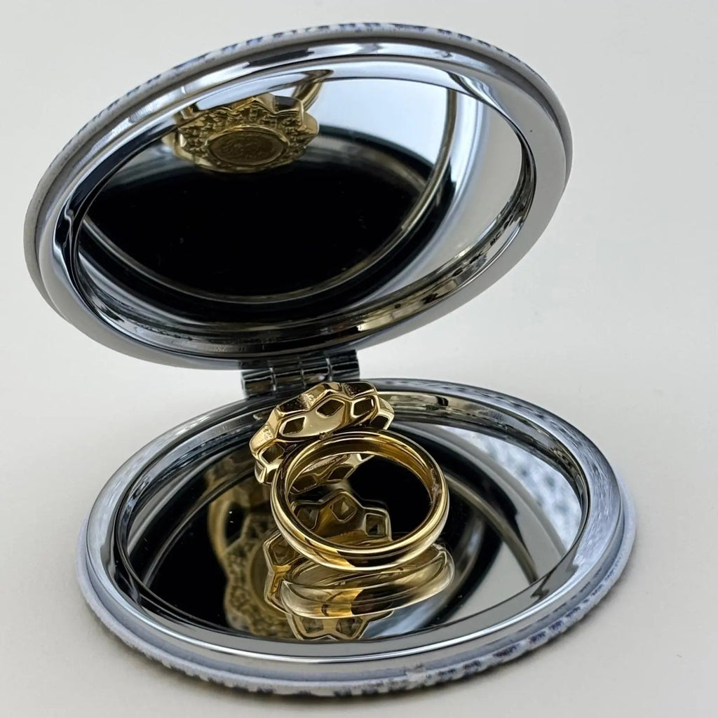 Une bague dorée avec le symbole du coq francais