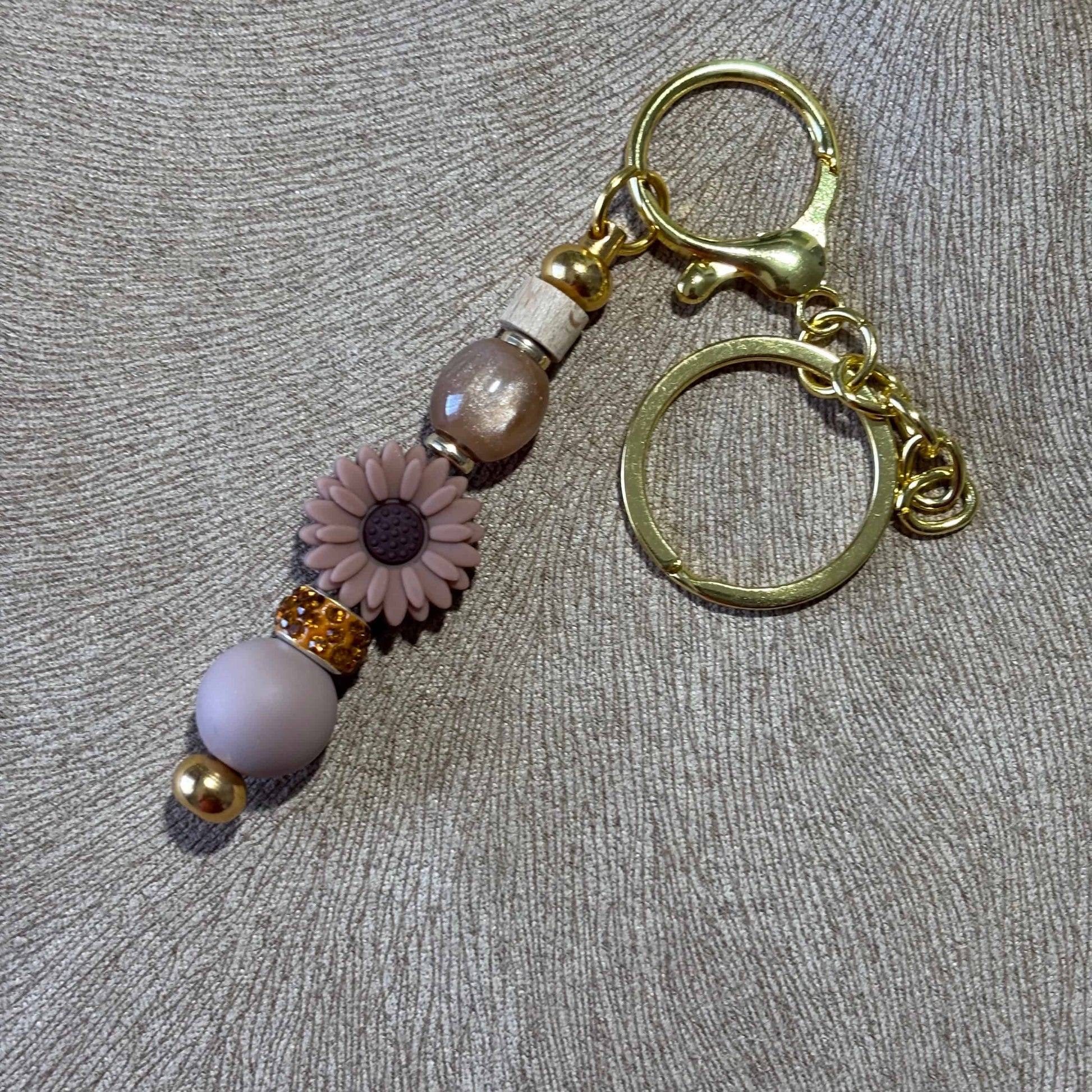 Porte clé en perles motif perles et fleur rose foncée