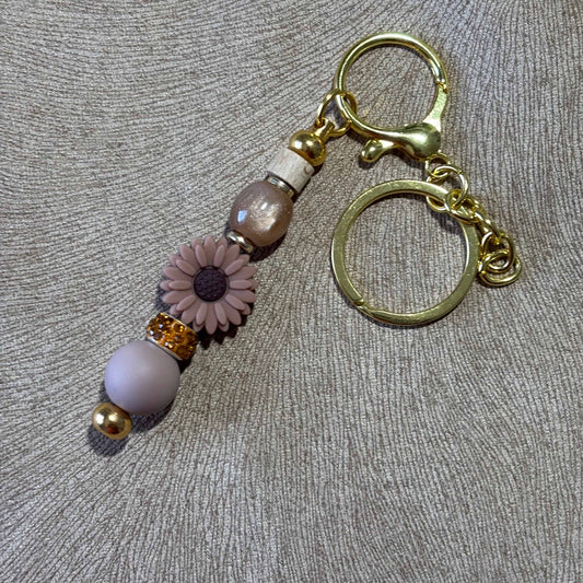Porte clé en perles motif perles et fleur rose foncée