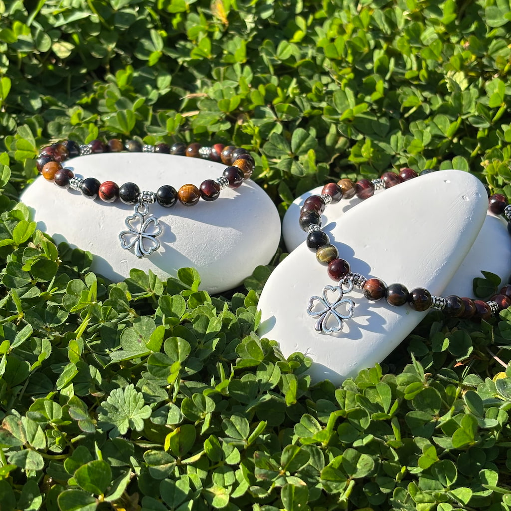 Ensemble de deux bracelets artisanaux en perles oeil de tigre marbré et une breloque en forme de trèfle argenté