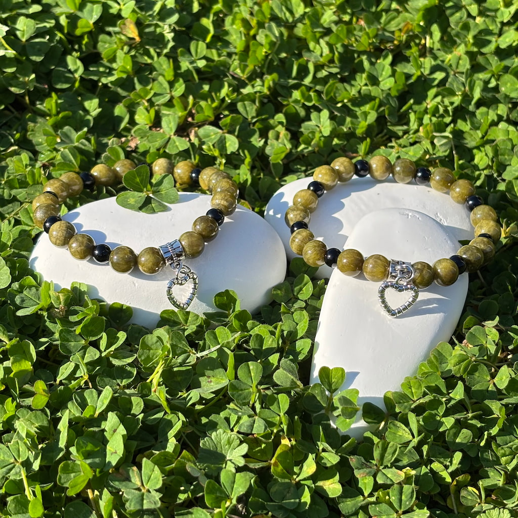 Ensemble de deux bracelets artisanaux en perles de jaspe et obsidienne et une breloque en forme de coeur argenté