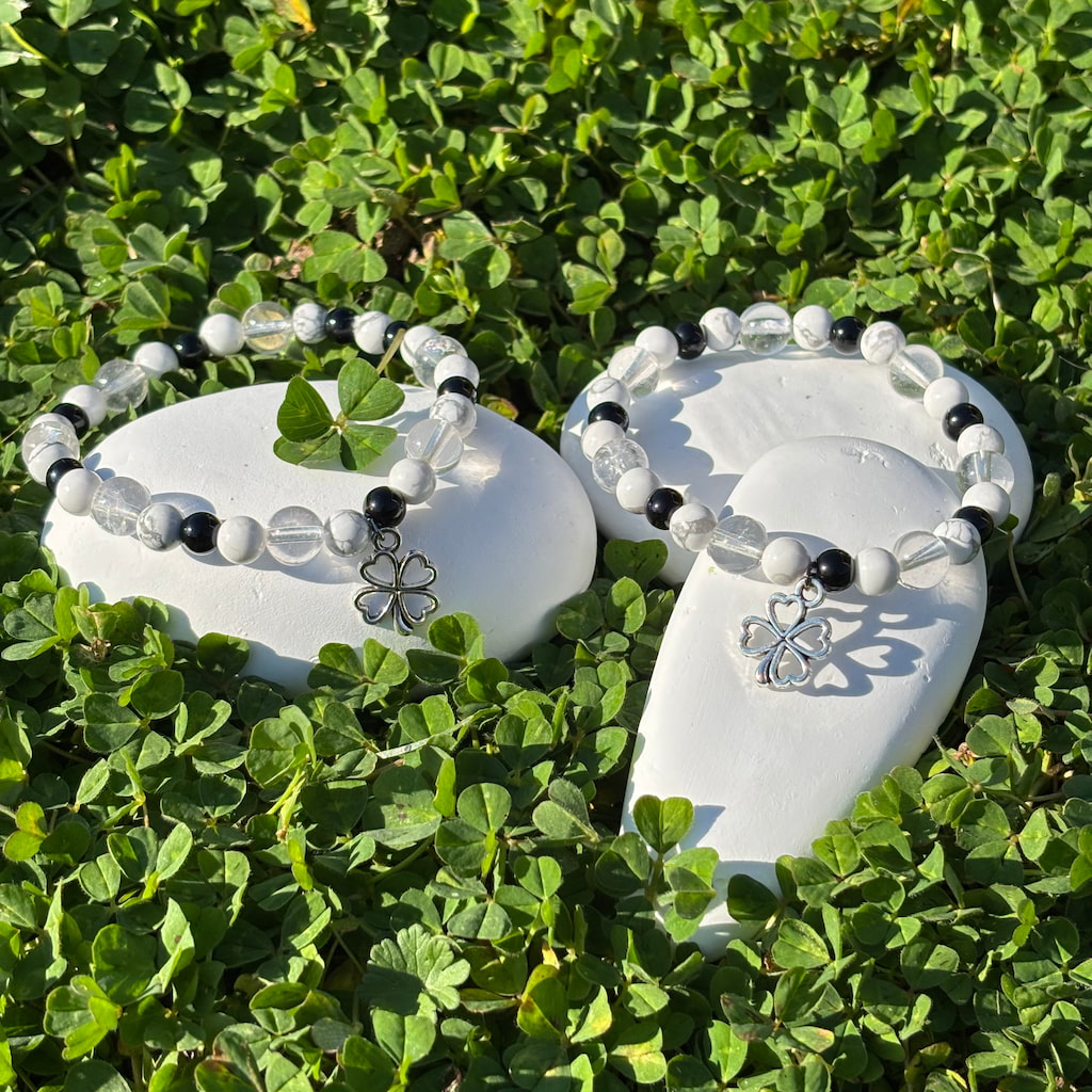Ensemble de deux bracelets artisanaux en perles d'howlite et obsidienne et une breloque en forme de trèfle argenté