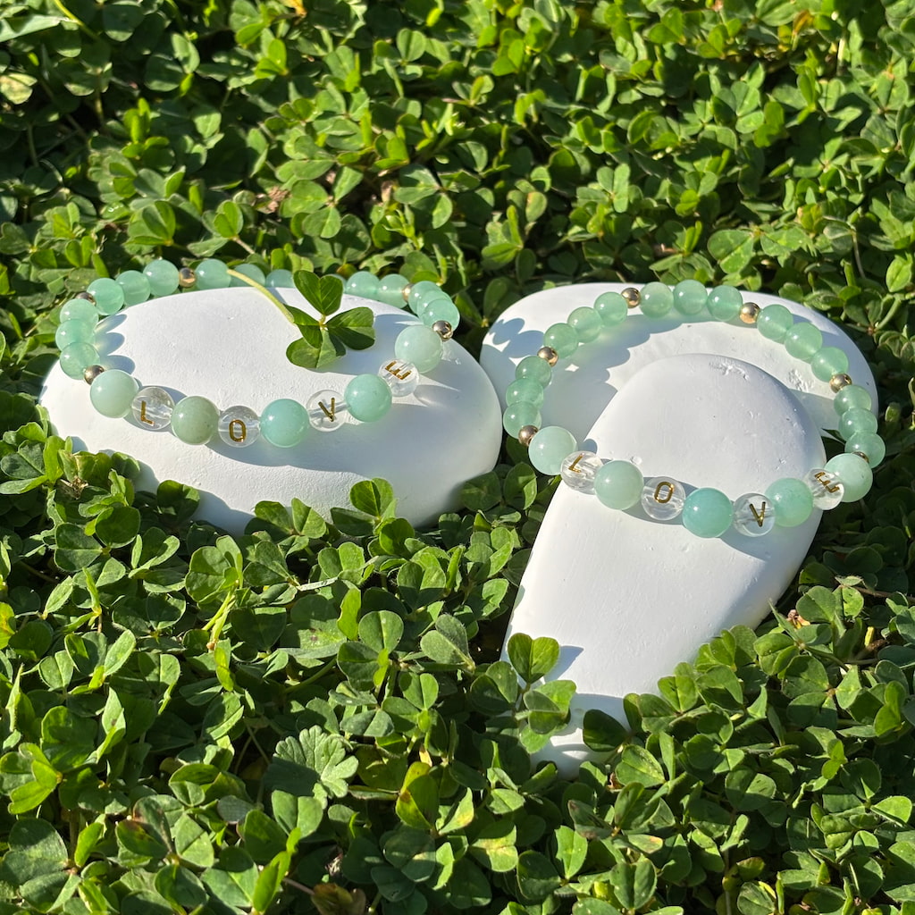 Ensemble de deux bracelets artisanaux en perles d'amazonite et aventurine et une breloque et perles séparatrices