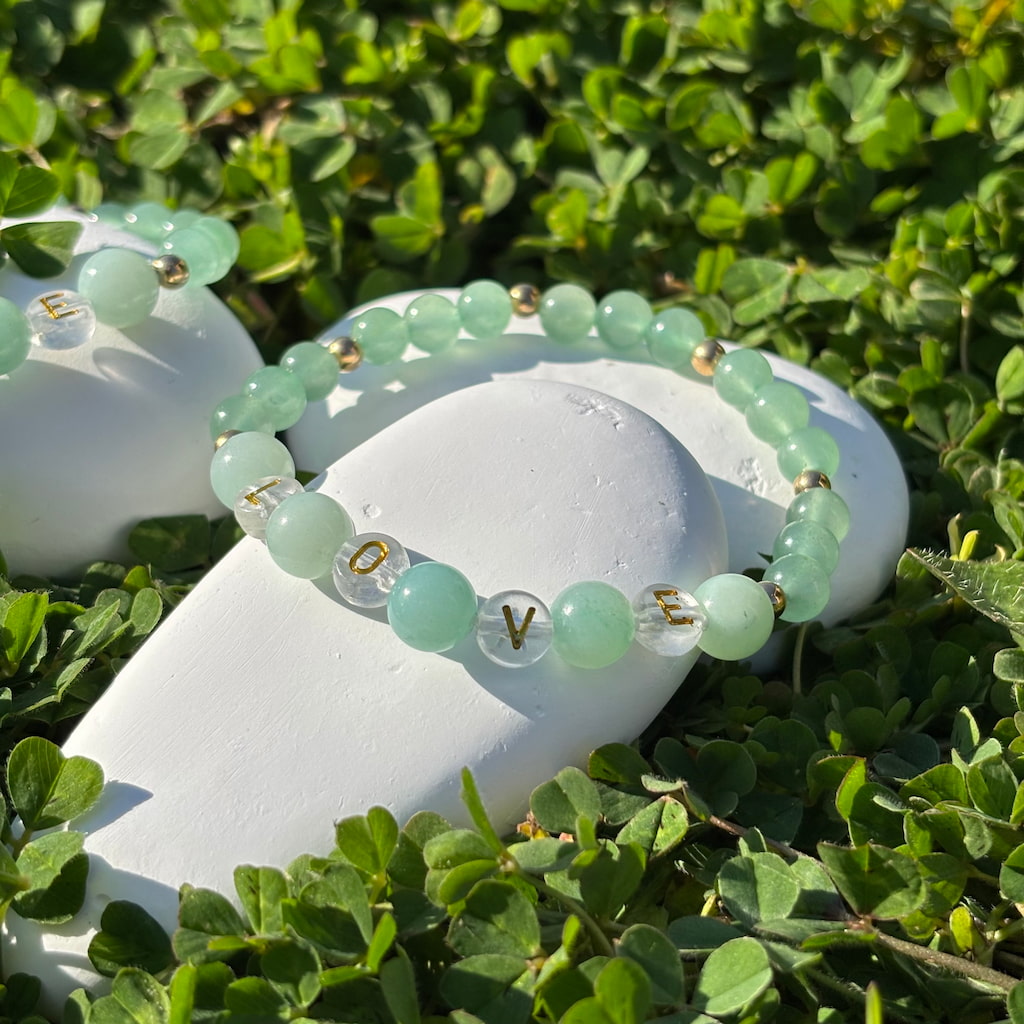 Un ensemble de deux bracelets artisanaux en perles d'amazonite et aventurine et une breloque et perles séparatrices
