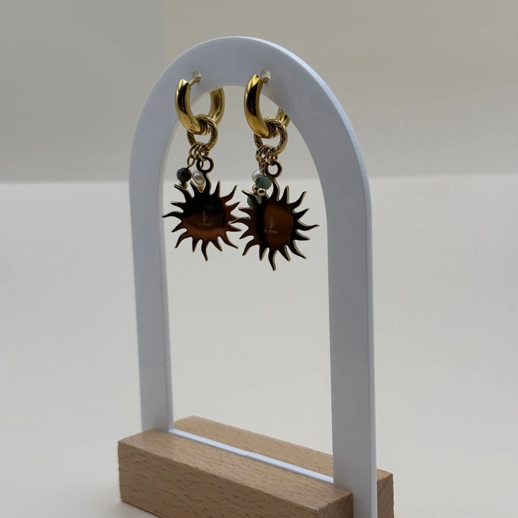 Une paire de  boucles d'oreilles dorées créoles pendentifs en forme de soleil  et perles colorées