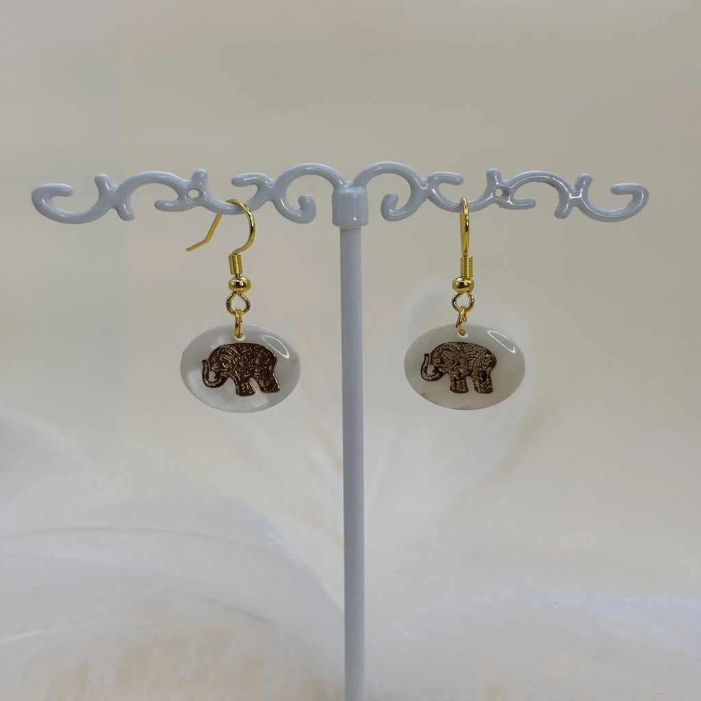 Paire de boucles d'oreilles avec une pastille nacrée et dessin d'un éléphant