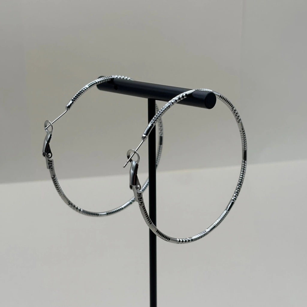 Des boucles d'oreilles créoles avec anneau argenté