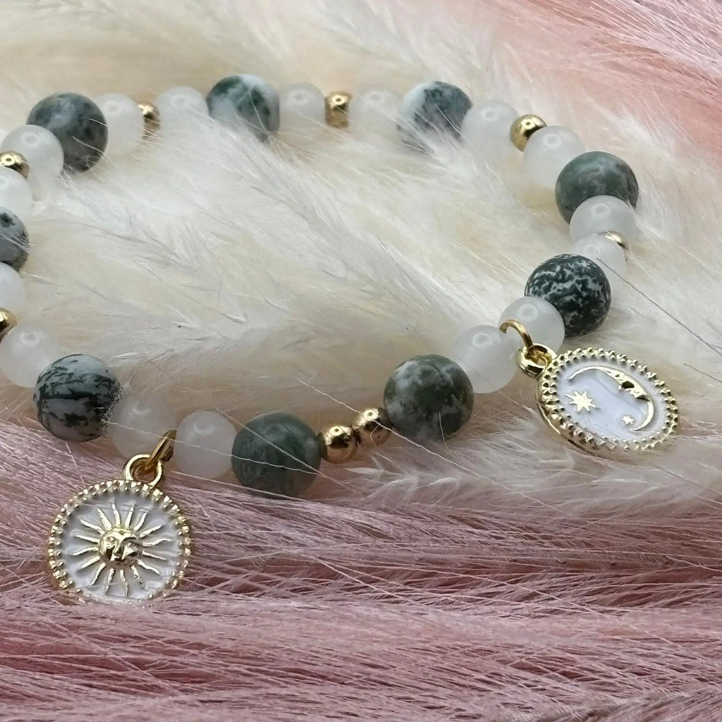 Bracelet en perles artisanal avec breloques lune et soleil et perles naturelles marbrées verte sur élastique 