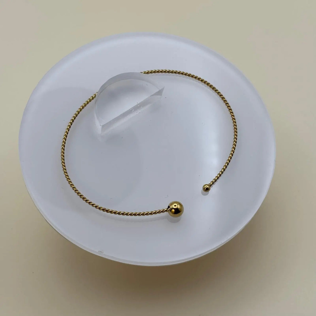 Bracelet de couleur doré semi-rigide en acier inoxydable vendu sur le site internet prêtes à briller