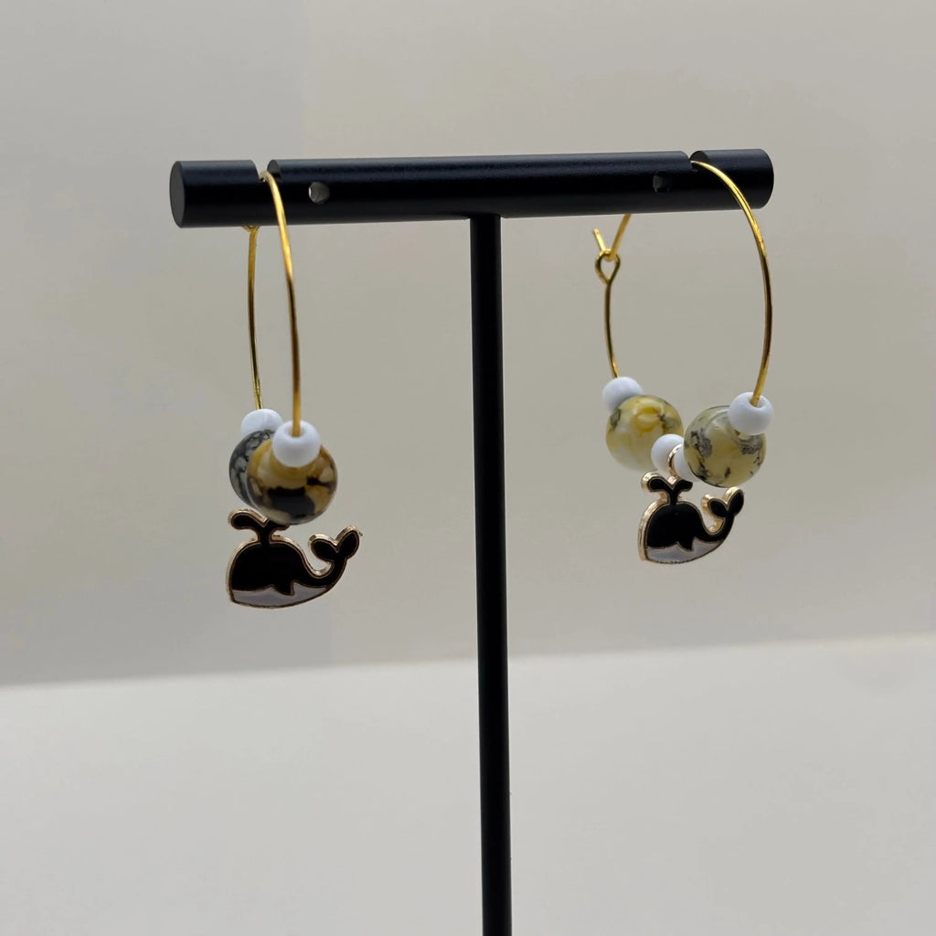 Boucles d'oreilles créole dorées avec breloque baleine noire et blanche et perles en acrylique