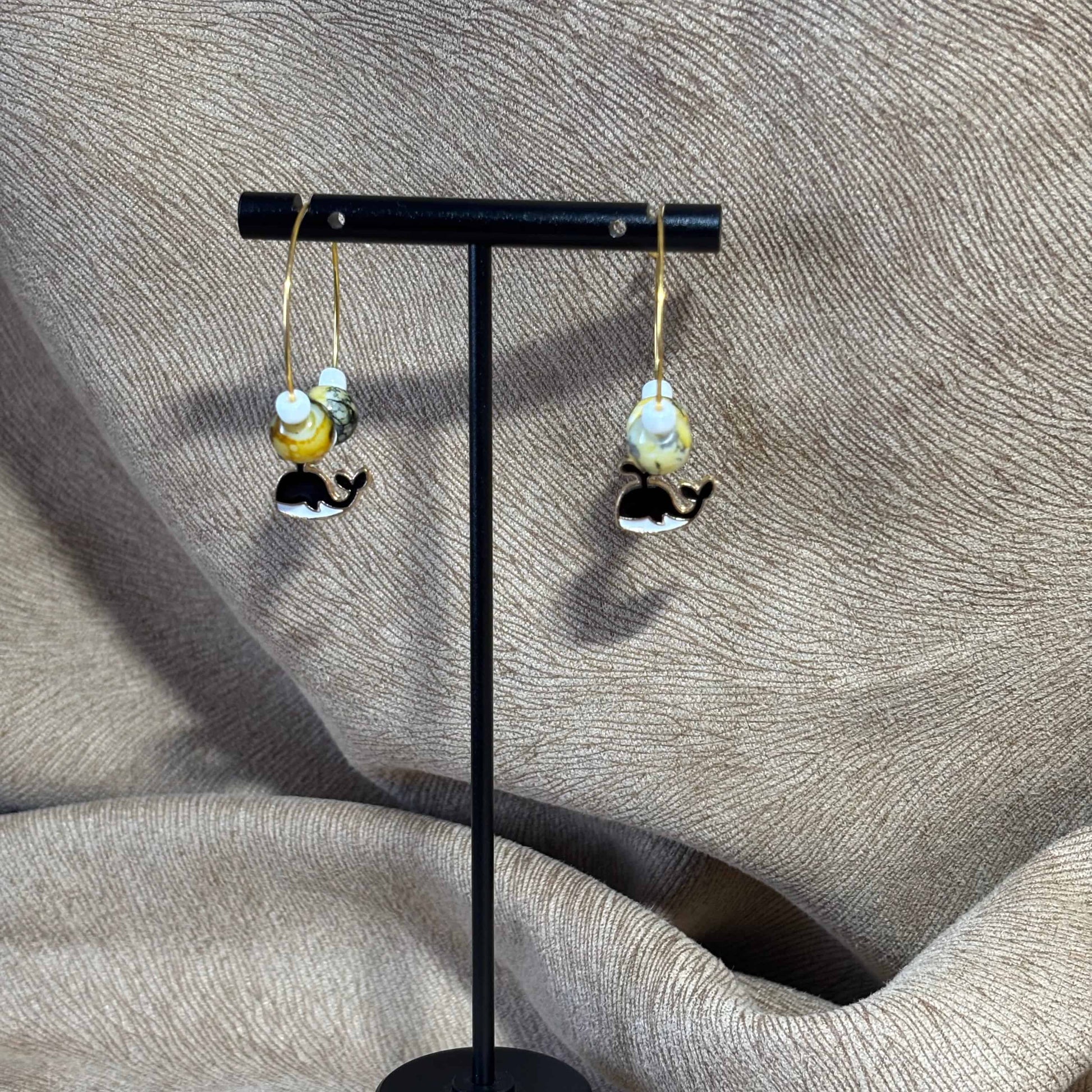 Boucles d'oreilles créole Ø 3 cm
Breloque baleine noire et blanche
Perles en acrylique