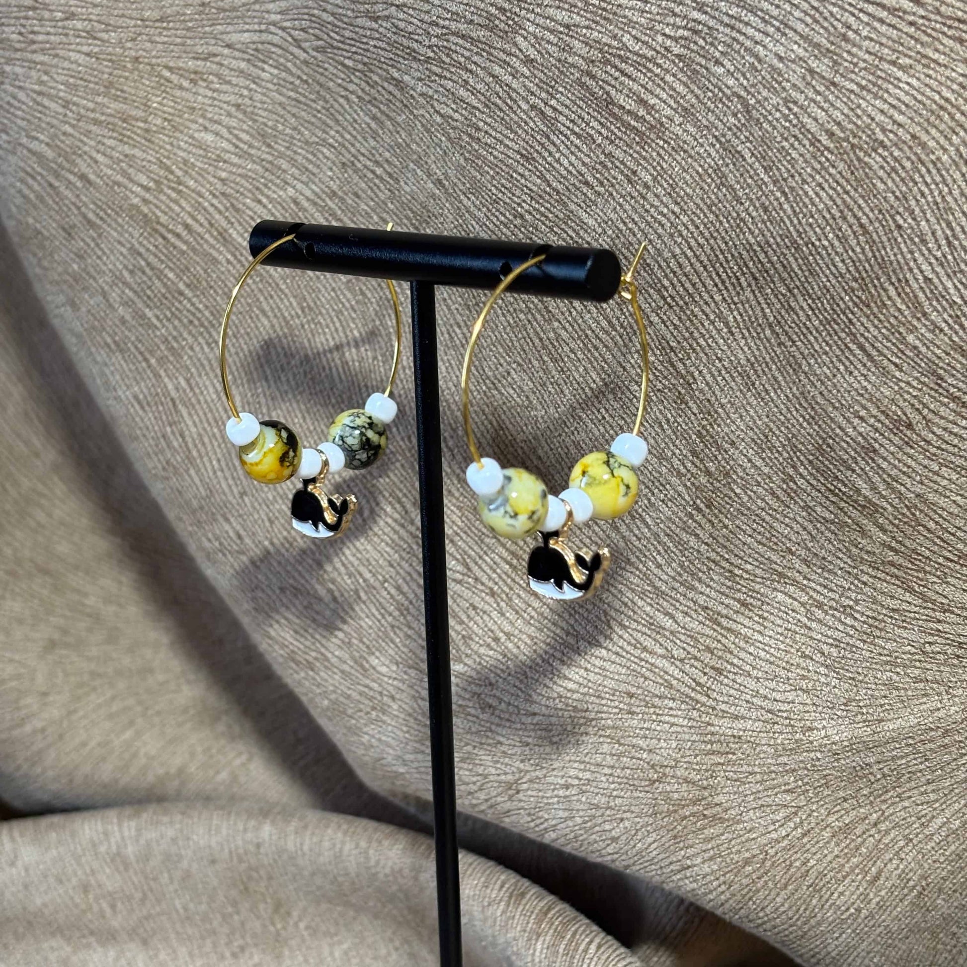 Boucles d'oreilles créole Ø 3 cm
Breloque baleine noire et blanche
Perles acryliques