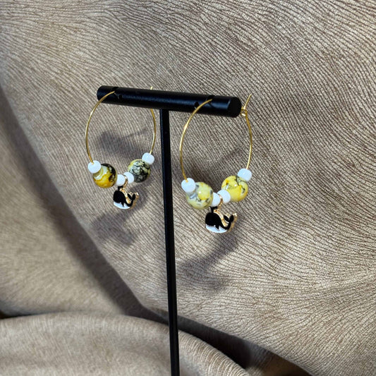 Boucles d'oreilles créole Ø 3 cm
Breloque baleine noire et blanche
Perles acryliques