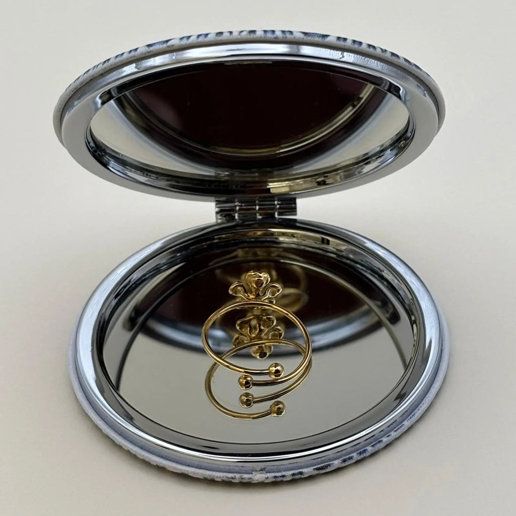 Bague de couleur dorée ajustable avec un motif de fleurs avec sept pétales entrelacées