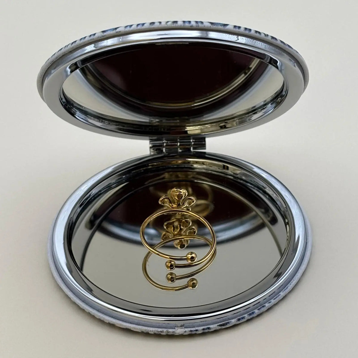 Bague de couleur dorée ajustable avec un motif de fleurs avec sept pétales entrelacées